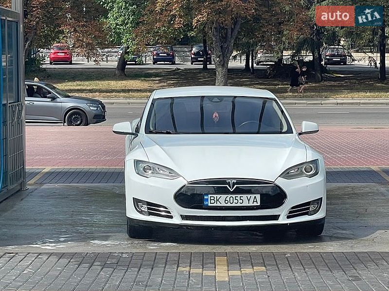 Ліфтбек Tesla Model S 2015 в Рівному
