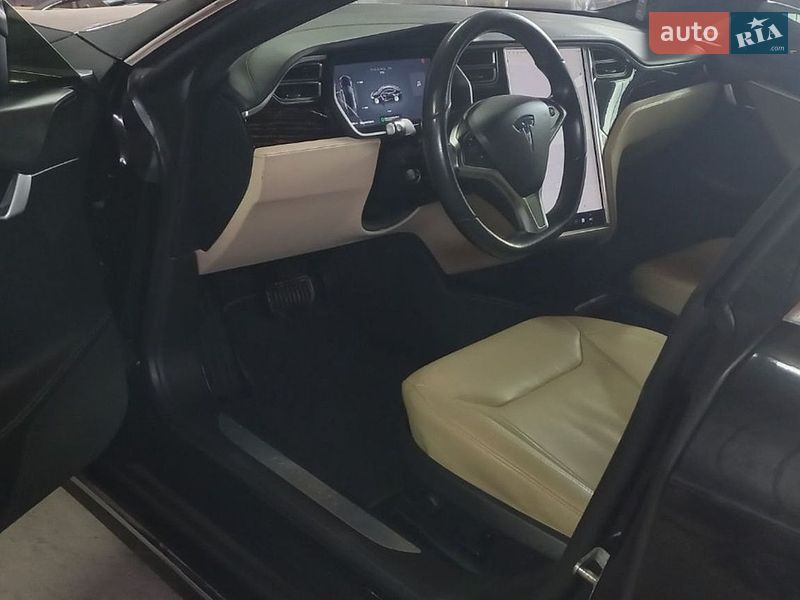 Ліфтбек Tesla Model S 2016 в Івано-Франківську