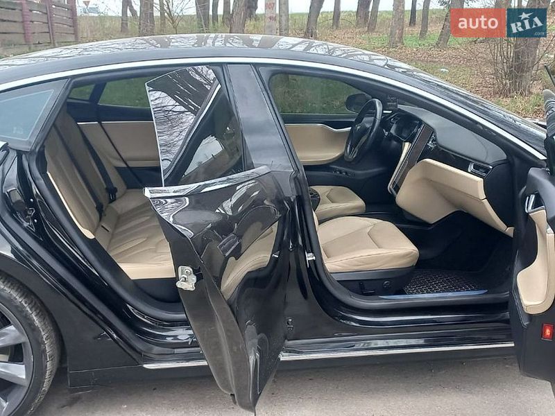 Ліфтбек Tesla Model S 2016 в Івано-Франківську