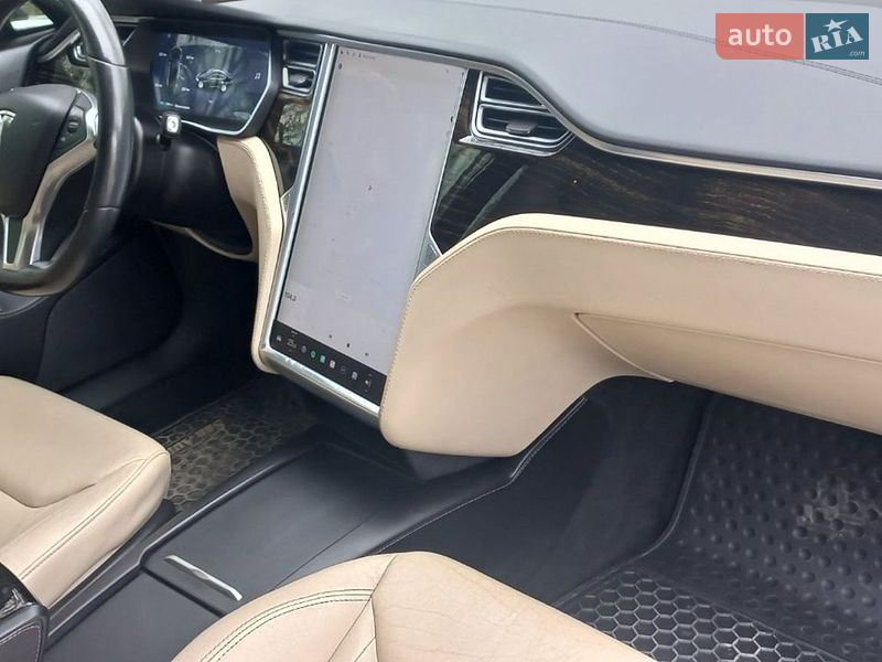 Ліфтбек Tesla Model S 2016 в Івано-Франківську