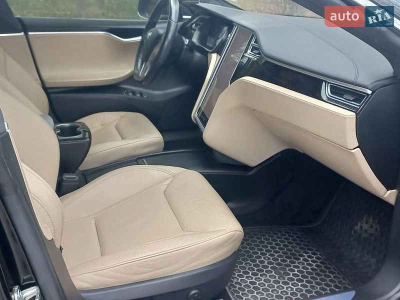 Ліфтбек Tesla Model S 2016 в Івано-Франківську
