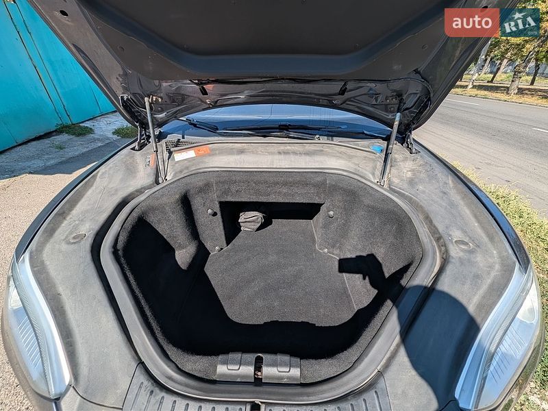 Ліфтбек Tesla Model S 2014 в Дніпрі