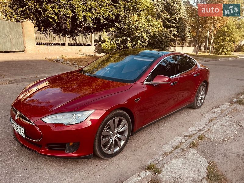 Лифтбек Tesla Model S 2016 в Запорожье