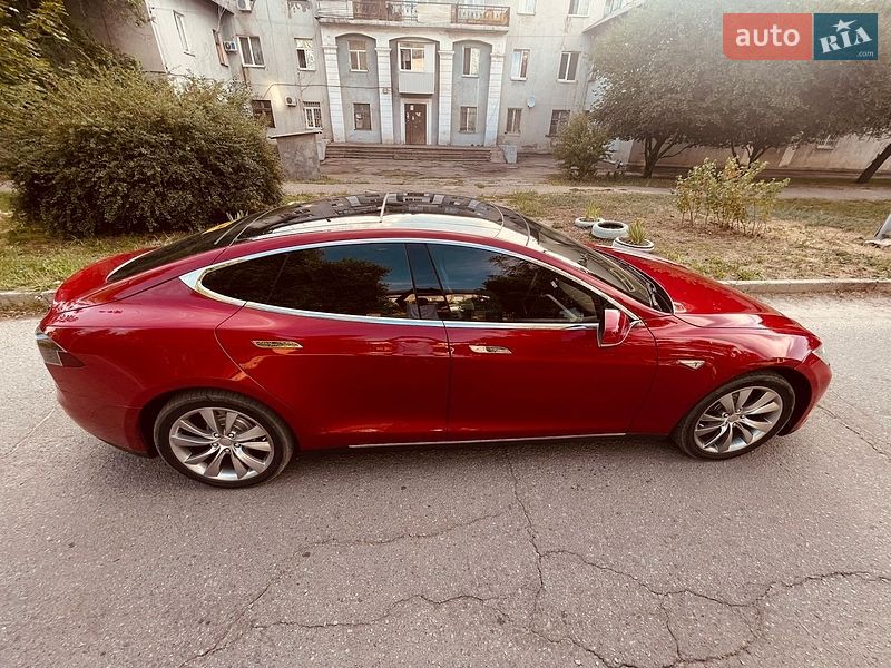 Ліфтбек Tesla Model S 2016 в Запоріжжі