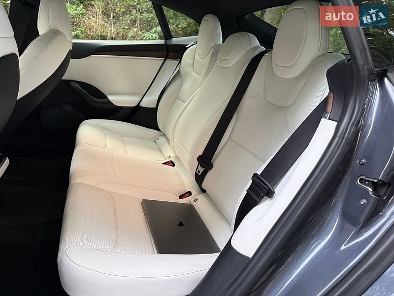 Лифтбек Tesla Model S 2021 в Львове
