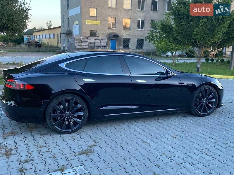 Ліфтбек Tesla Model S 2016 в Івано-Франківську