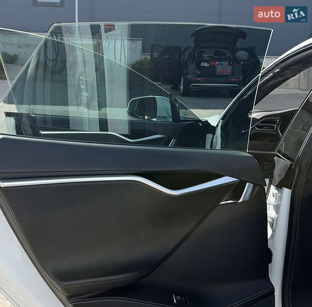 Ліфтбек Tesla Model S 2016 в Львові фото 21 Ліфтбек Tesla Model S 2016 в Львові