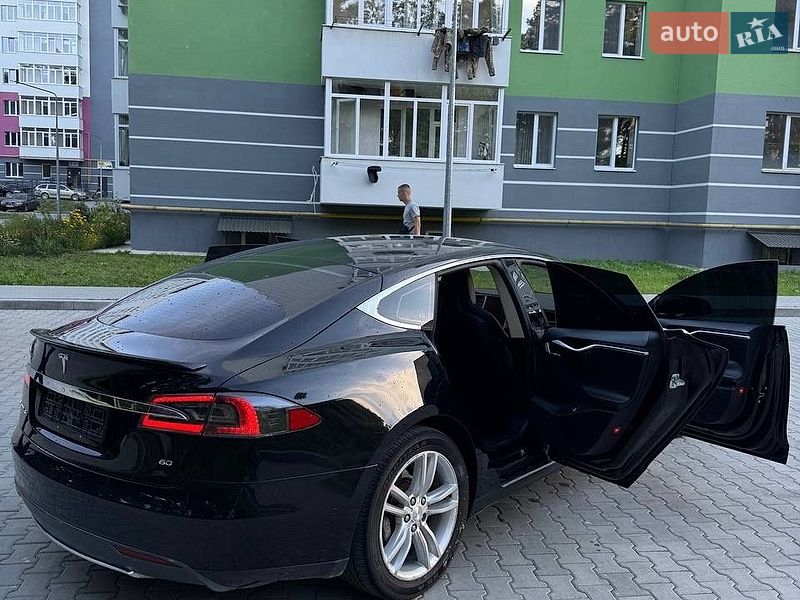 Лифтбек Tesla Model S 2014 в Новояворовске