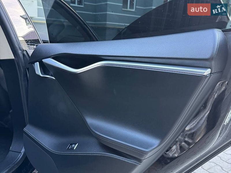 Лифтбек Tesla Model S 2014 в Новояворовске