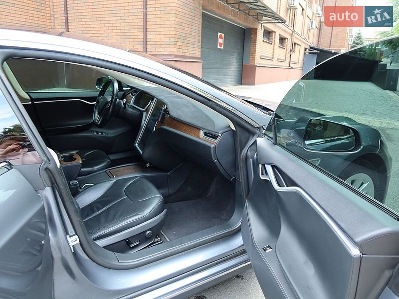 Ліфтбек Tesla Model S 2014 в Дніпрі