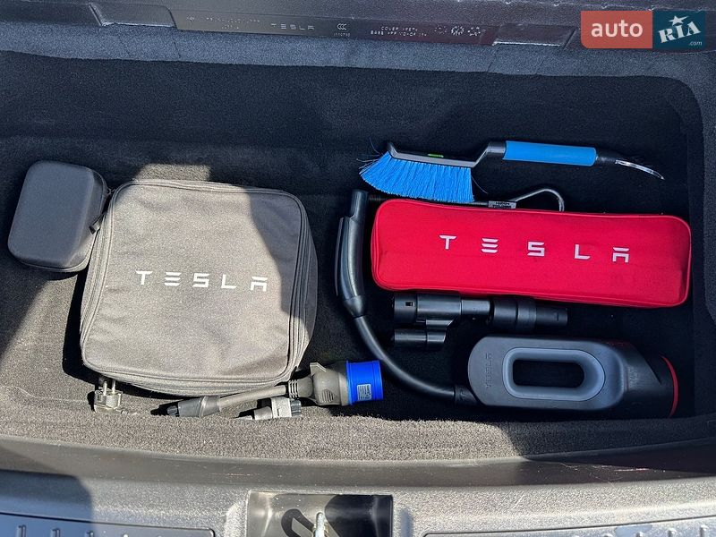 Лифтбек Tesla Model S 2020 в Радехове