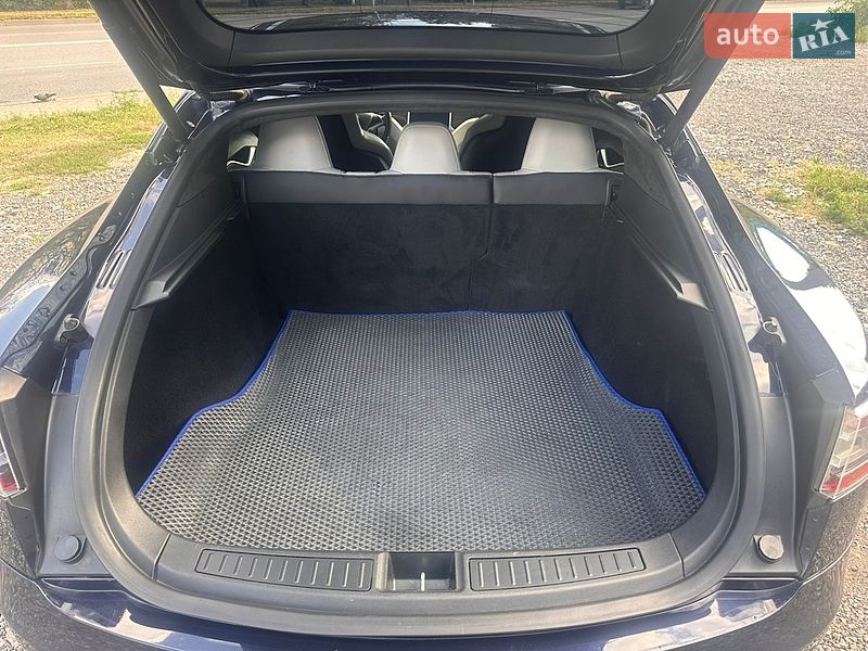 Ліфтбек Tesla Model S 2015 в Києві