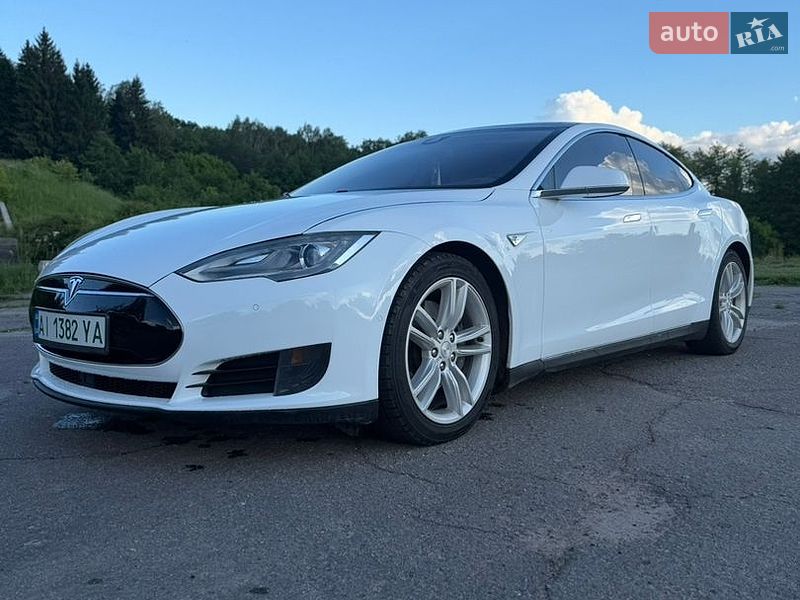 Лифтбек Tesla Model S 2015 в Фастове