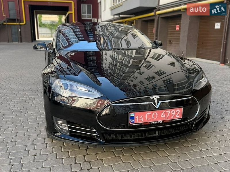 Лифтбек Tesla Model S 2015 в Ивано-Франковске