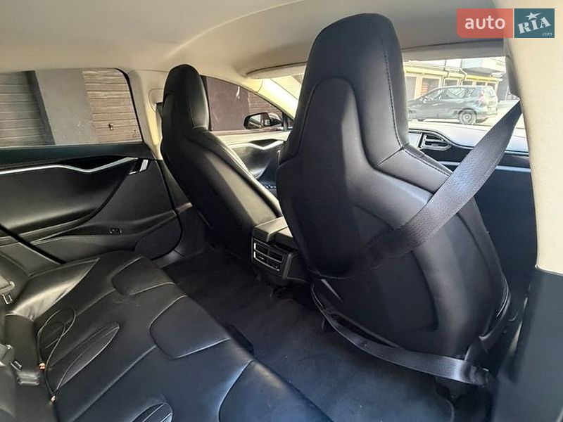 Лифтбек Tesla Model S 2015 в Ивано-Франковске