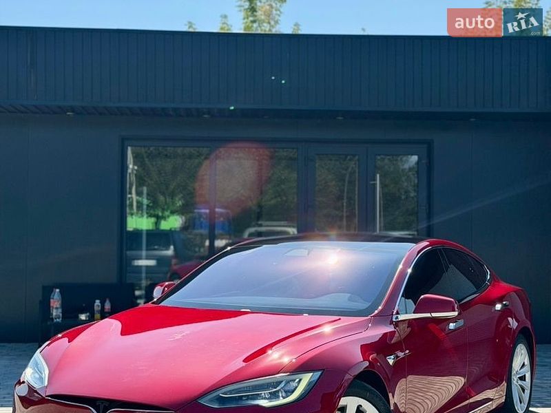 Ліфтбек Tesla Model S 2017 в Чернівцях