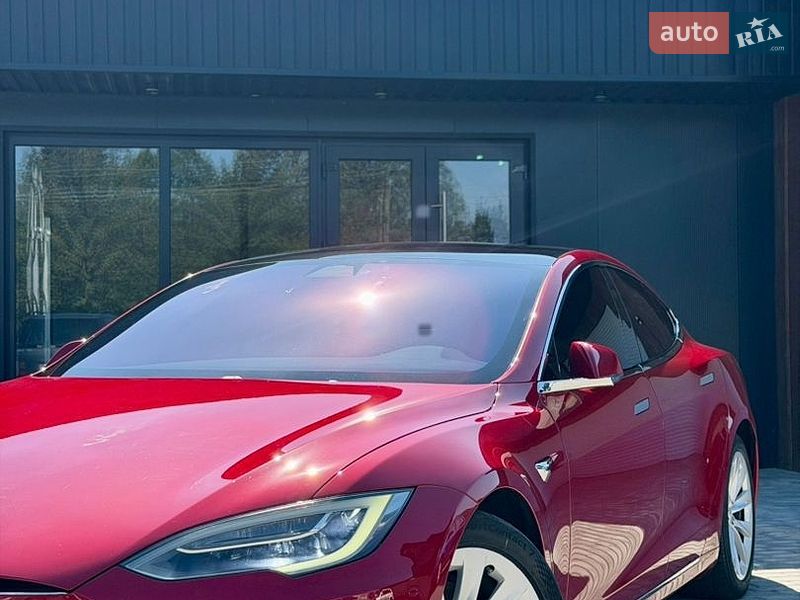Ліфтбек Tesla Model S 2017 в Чернівцях