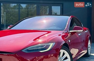 Ліфтбек Tesla Model S 2017 в Чернівцях