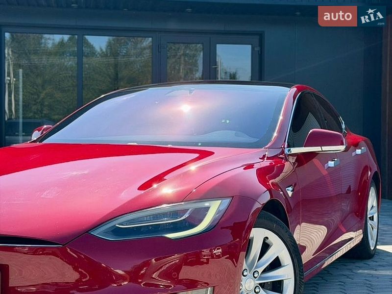 Ліфтбек Tesla Model S 2017 в Чернівцях