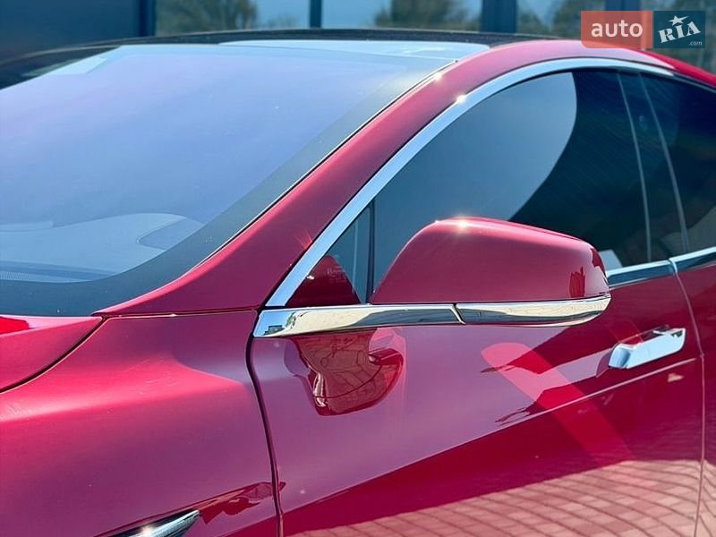 Ліфтбек Tesla Model S 2017 в Чернівцях