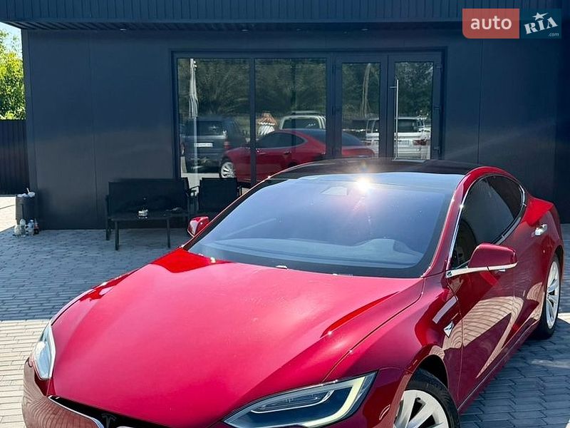 Ліфтбек Tesla Model S 2017 в Чернівцях