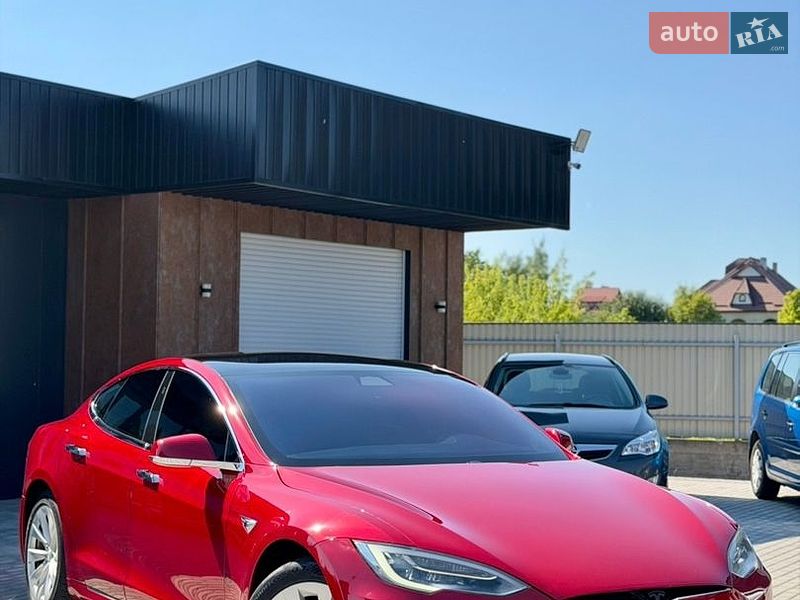 Ліфтбек Tesla Model S 2017 в Чернівцях