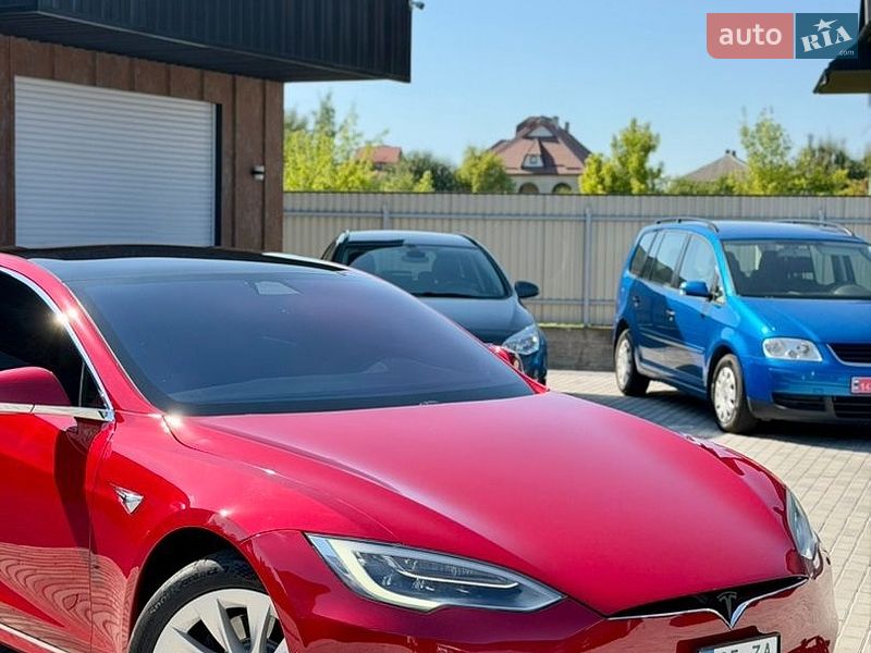 Ліфтбек Tesla Model S 2017 в Чернівцях