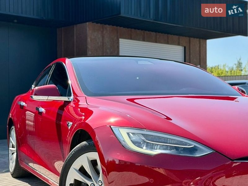 Ліфтбек Tesla Model S 2017 в Чернівцях