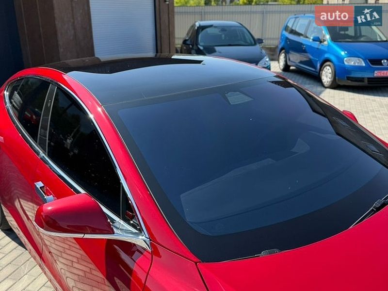 Ліфтбек Tesla Model S 2017 в Чернівцях