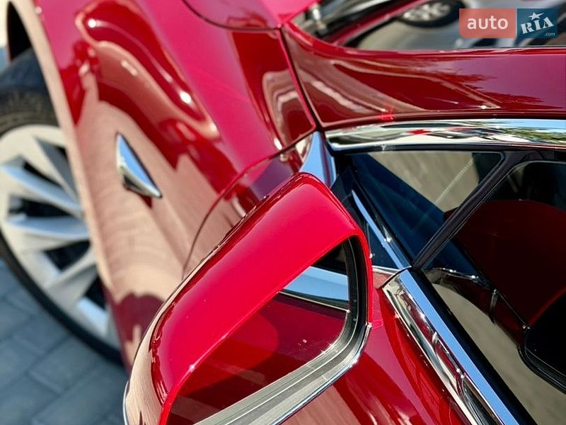 Ліфтбек Tesla Model S 2017 в Чернівцях