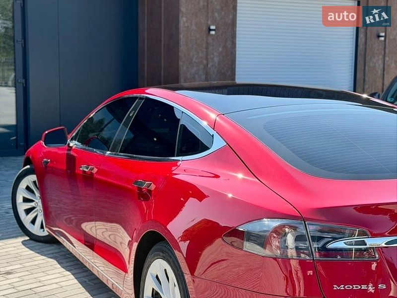 Ліфтбек Tesla Model S 2017 в Чернівцях