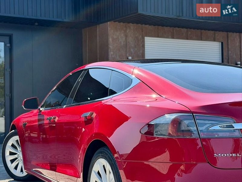 Ліфтбек Tesla Model S 2017 в Чернівцях