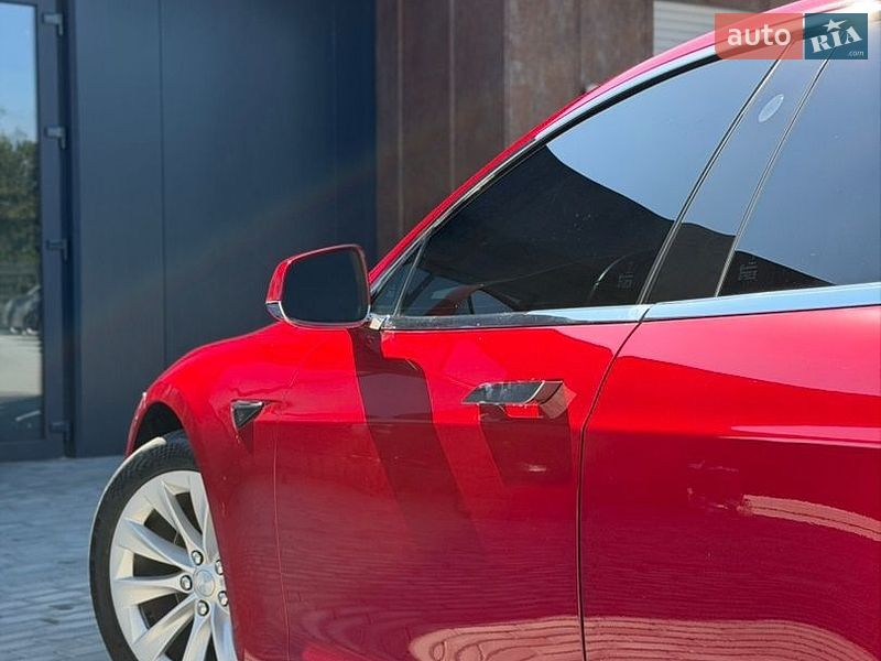 Ліфтбек Tesla Model S 2017 в Чернівцях