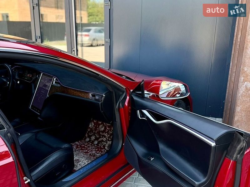 Ліфтбек Tesla Model S 2017 в Чернівцях