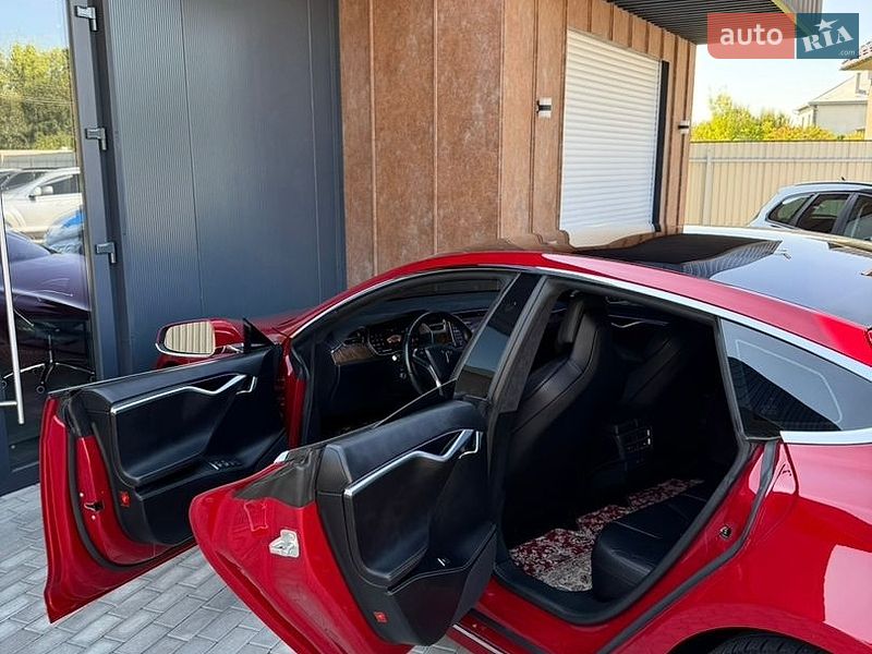 Ліфтбек Tesla Model S 2017 в Чернівцях