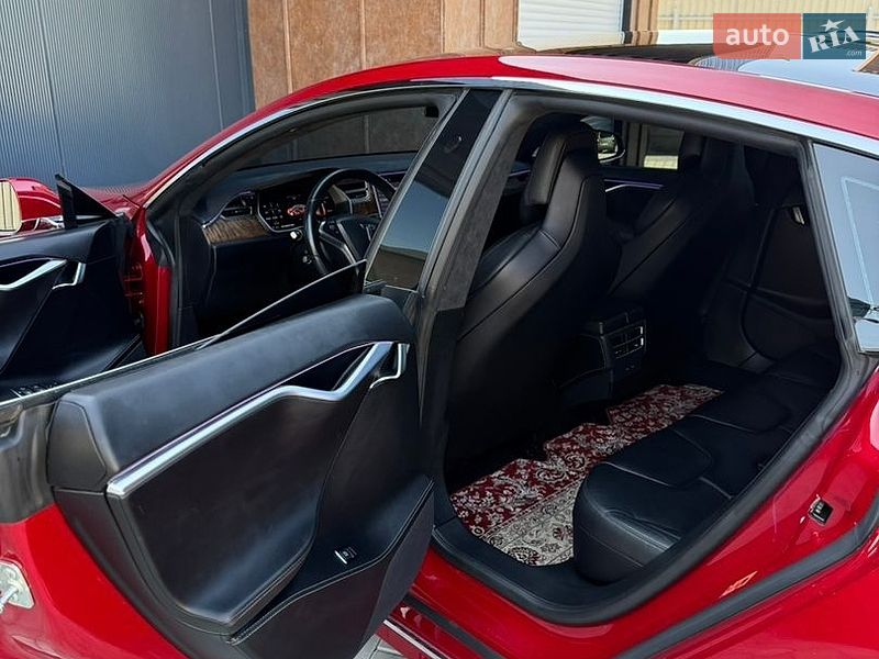 Ліфтбек Tesla Model S 2017 в Чернівцях