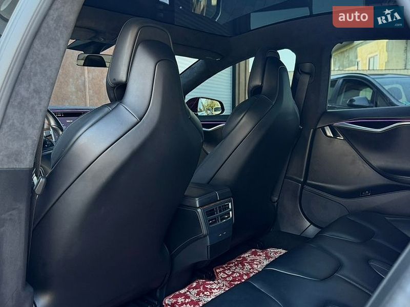Ліфтбек Tesla Model S 2017 в Чернівцях