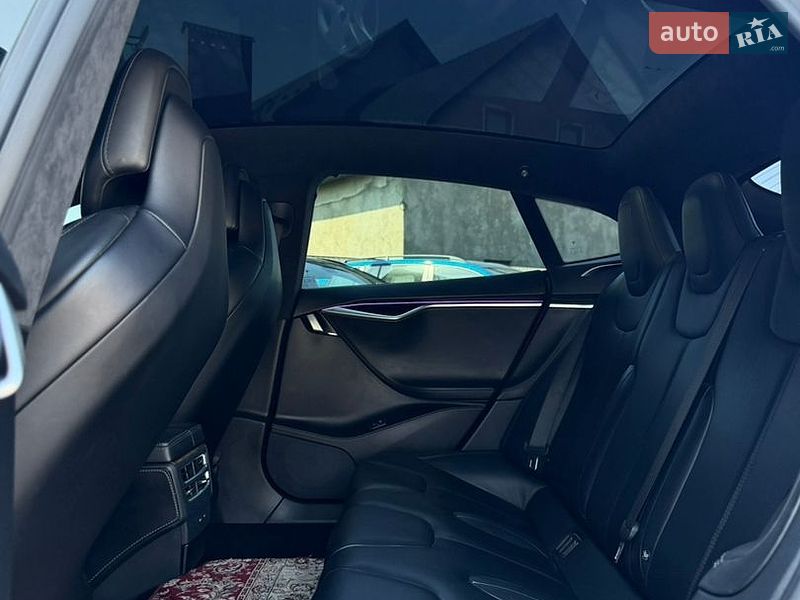 Ліфтбек Tesla Model S 2017 в Чернівцях
