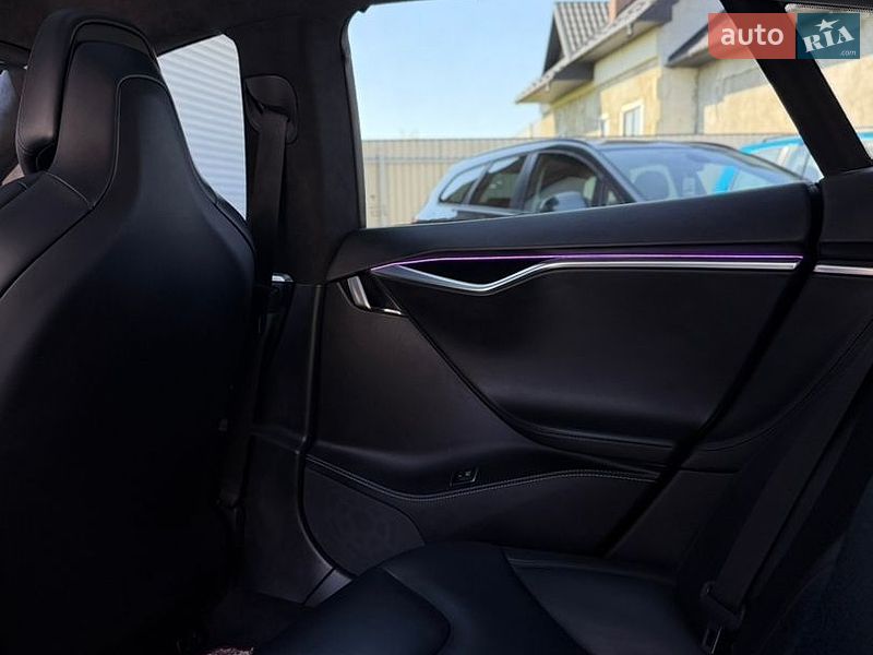 Ліфтбек Tesla Model S 2017 в Чернівцях