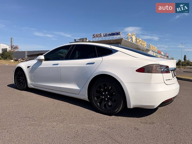 Лифтбек Tesla Model S 2016 в Кривом Роге