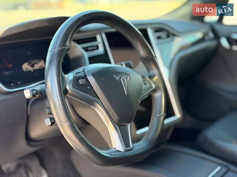 Лифтбек Tesla Model S 2016 в Кривом Роге