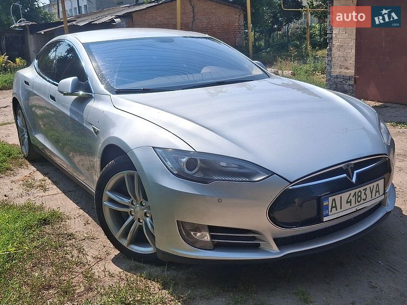 Ліфтбек Tesla Model S 2014 в Ніжині