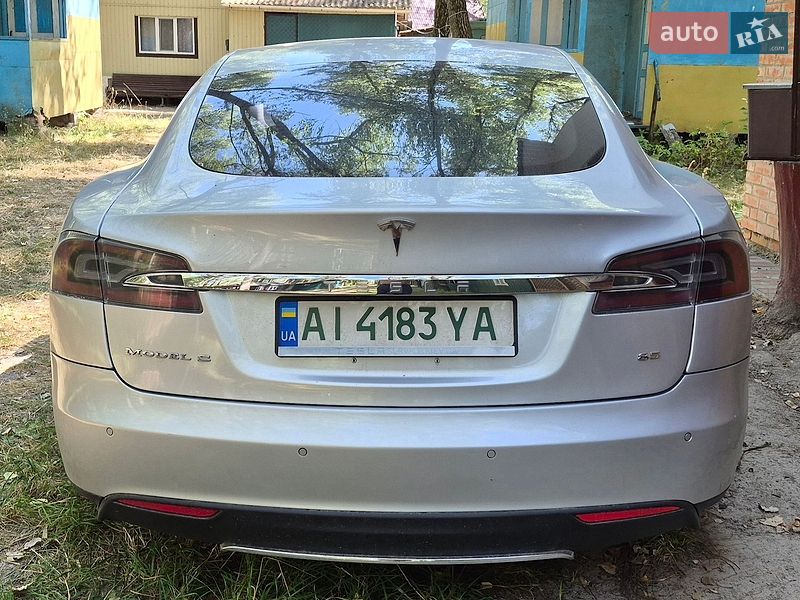 Ліфтбек Tesla Model S 2014 в Ніжині