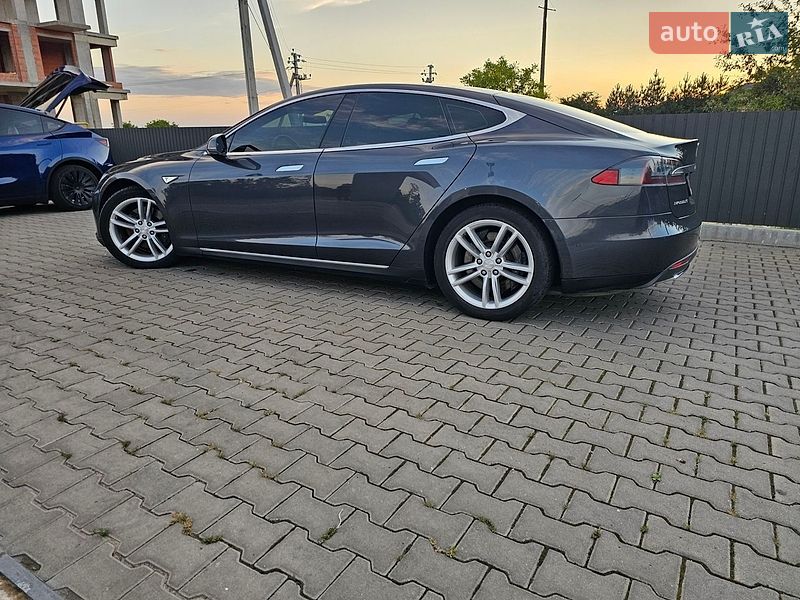 Ліфтбек Tesla Model S 2015 в Львові