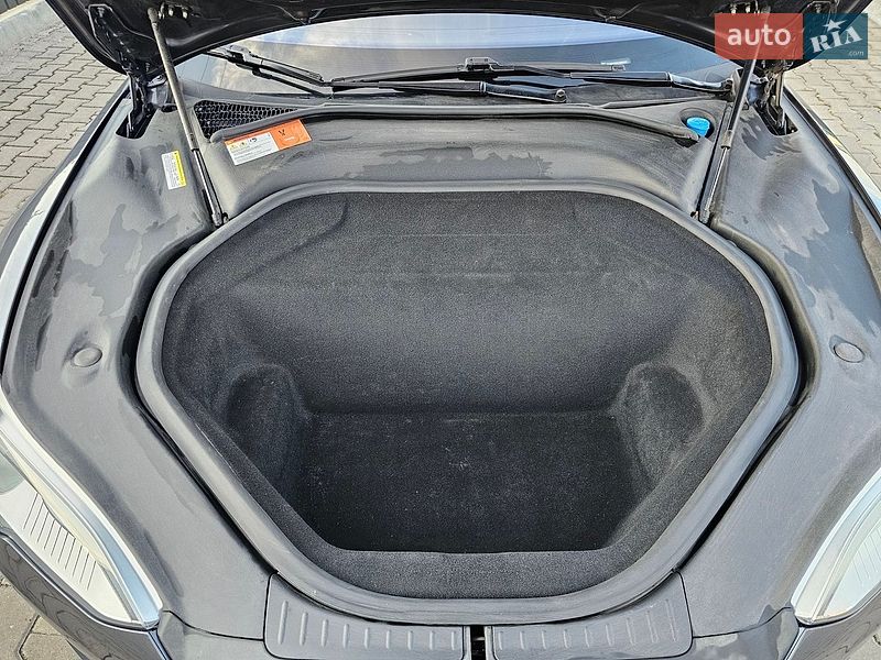 Ліфтбек Tesla Model S 2015 в Львові