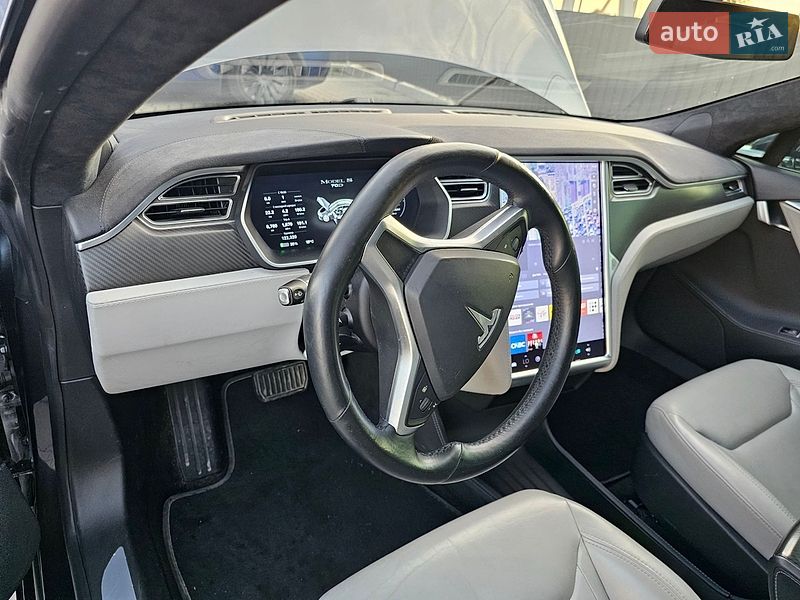Ліфтбек Tesla Model S 2015 в Львові