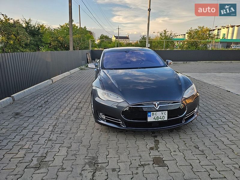 Ліфтбек Tesla Model S 2015 в Львові