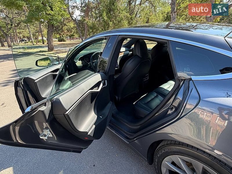 Лифтбек Tesla Model S 2020 в Николаеве