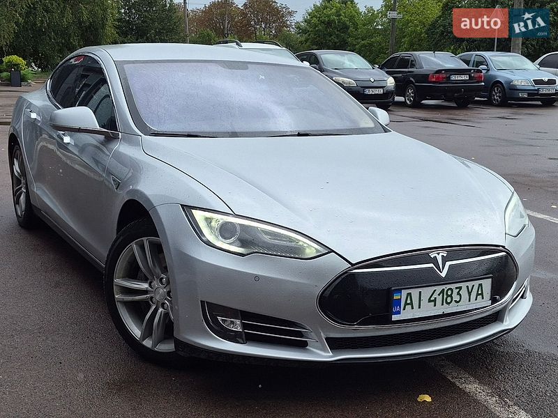 Ліфтбек Tesla Model S 2014 в Ніжині