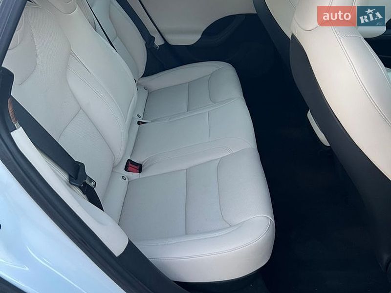 Лифтбек Tesla Model S 2022 в Львове